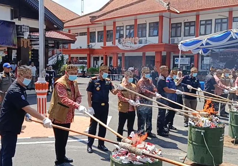 Hari Jadi ke-733, Gus Barra Pimpin Pemusnahan 11 Juta Batang Rokok Ilegal di Mojokerto