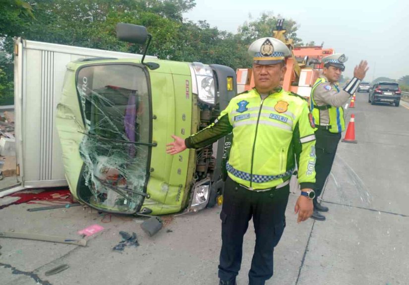 Bus Pariwisata Hantam Truk Bermuatan Keramik di Tol Jo-Mo, 1 Tewas