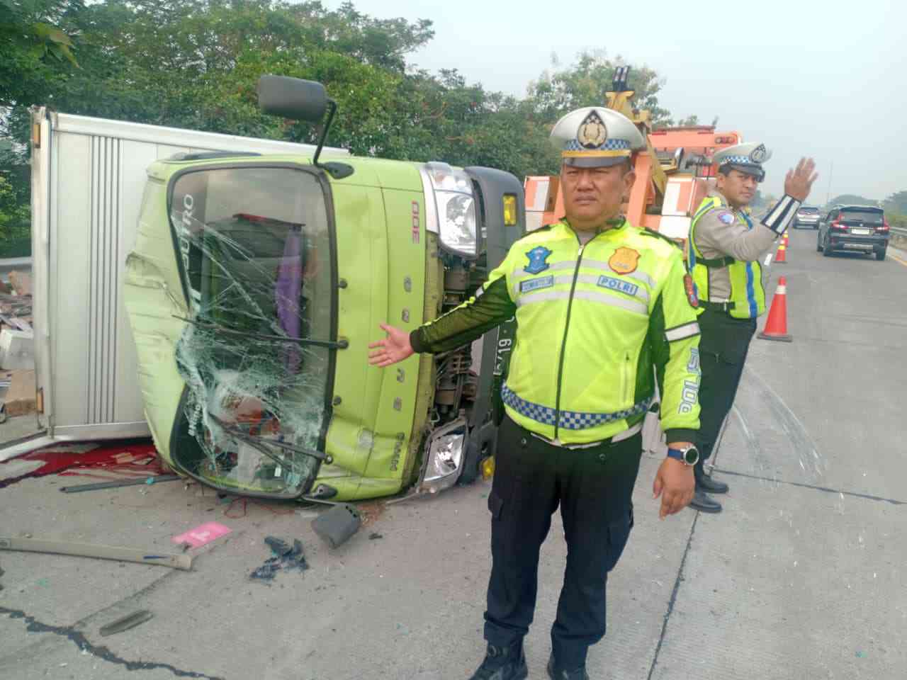Bus Pariwisata Hantam Truk Bermuatan Keramik di Tol Jo-Mo, 1 Tewas