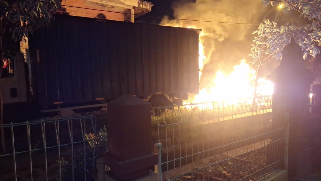 Lihat Asap Saat Berhenti di Lampu Merah, Sopir Tak Bisa Selamatkan 1.221 Karton Mi Instan dari Amukan Api