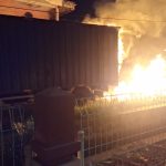 Lihat Asap Saat Berhenti di Lampu Merah, Sopir Tak Bisa Selamatkan 1.221 Karton Mi Instan dari Amukan Api