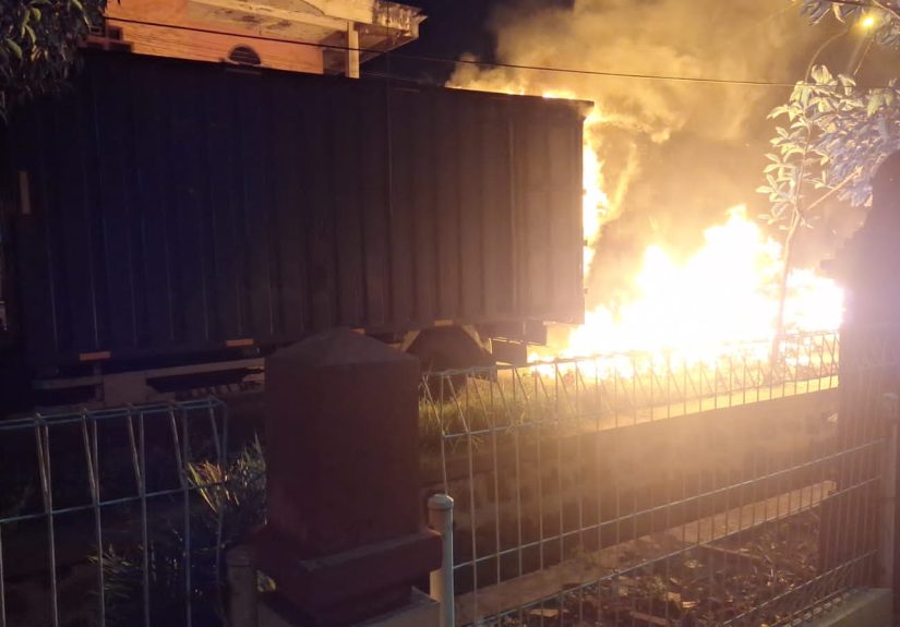 Lihat Asap Saat Berhenti di Lampu Merah, Sopir Tak Bisa Selamatkan 1.221 Karton Mi Instan dari Amukan Api