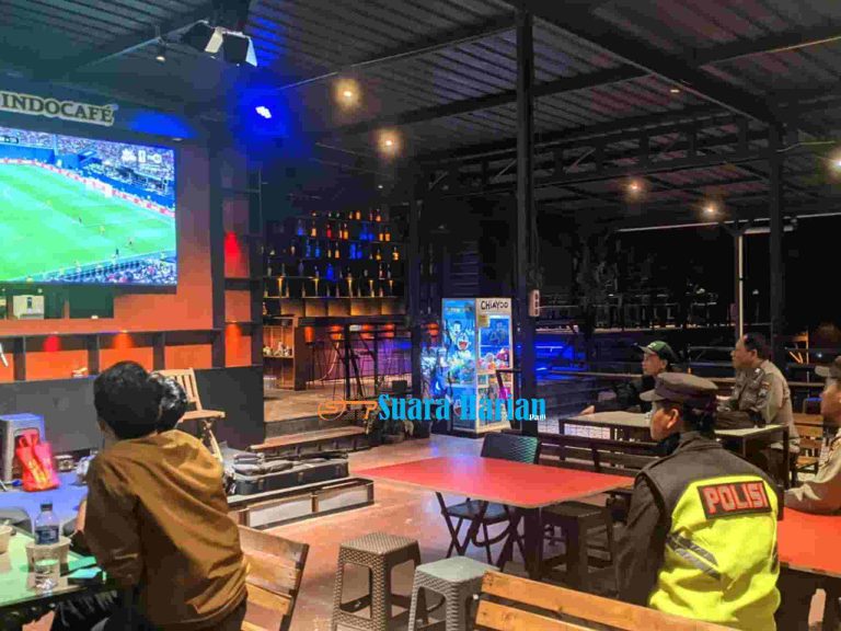 Euforia Piala Dunia 2026 Jadi Media Cooling System, Polsek Pacet Gelar Nobar Bersama Warga