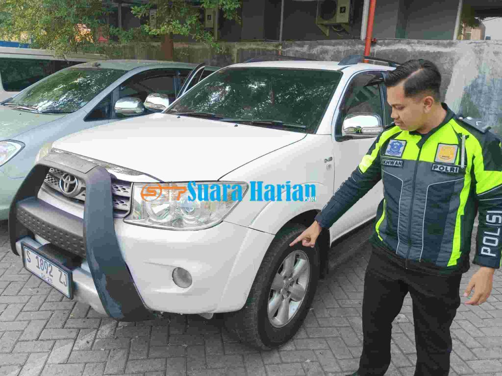 Tersenggol Fortuner, Pengendara Motor Asal Kepatihan Terluka dalam Kecelakaan di Jalan Pattimura Jombang