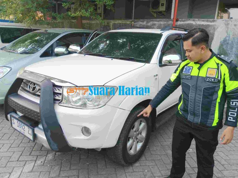 Tersenggol Fortuner, Pengendara Motor Asal Kepatihan Terluka dalam Kecelakaan di Jalan Pattimura Jombang