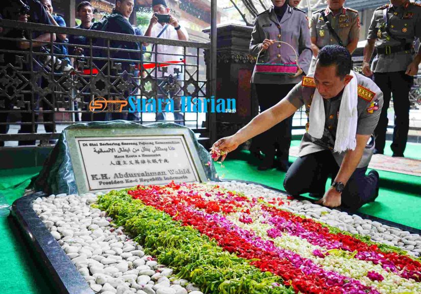 Kapolri Tabur Bunga di Makam Gus Dur, Kenang Tokoh Reformasi dan Bapak Pluralisme Indonesia