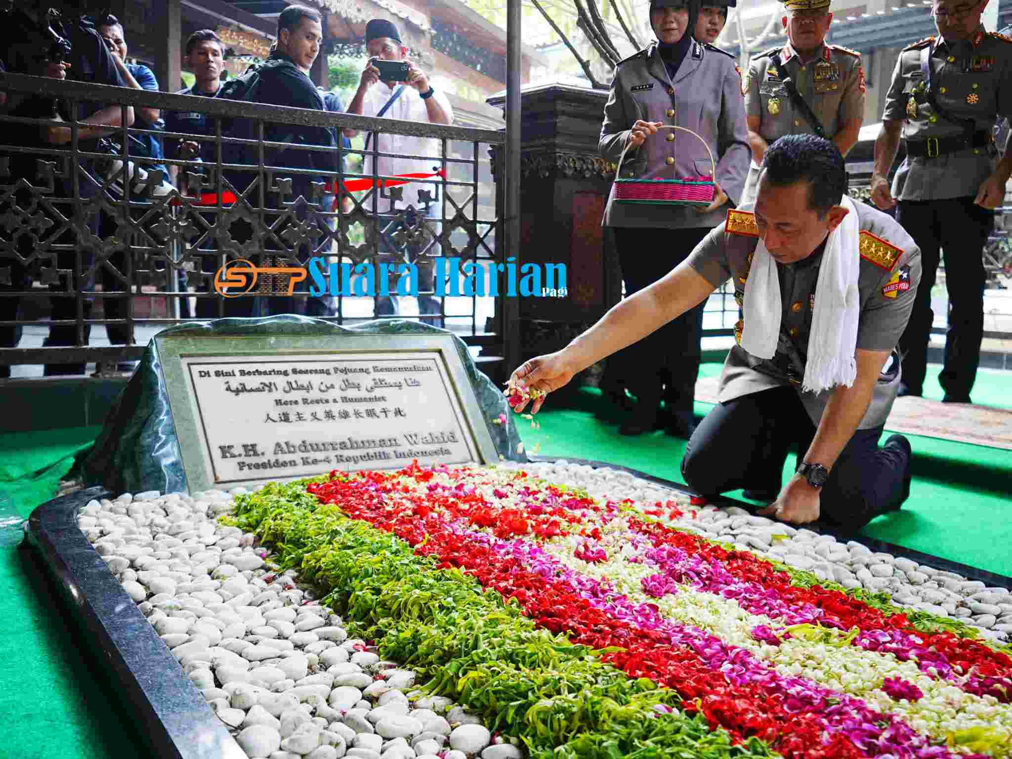 Kapolri Tabur Bunga di Makam Gus Dur, Kenang Tokoh Reformasi dan Bapak Pluralisme Indonesia