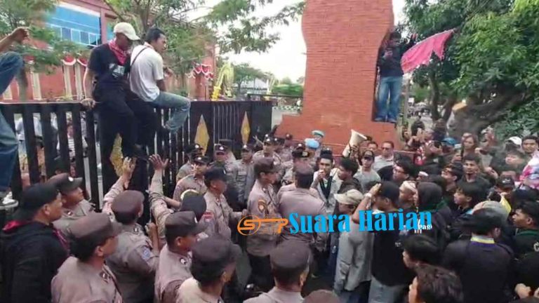 Long March dan Demo hingga Malam, Mahasiswa Mojokerto Soroti MBG hingga Tambang Ilegal