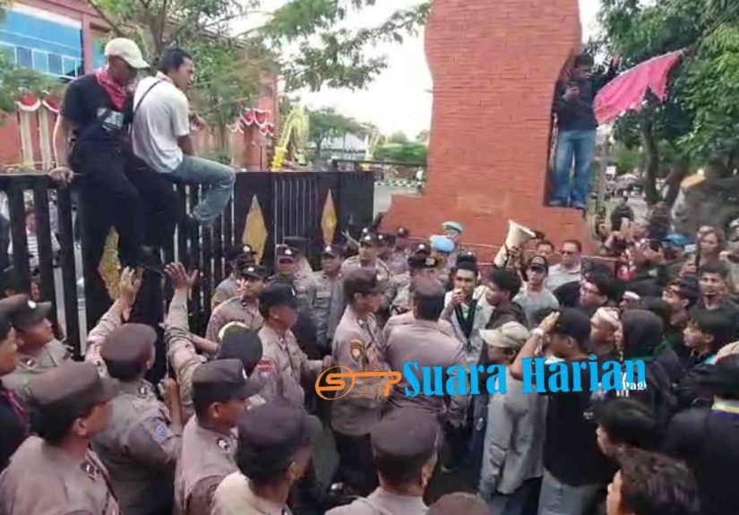 Long March dan Demo hingga Malam, Mahasiswa Mojokerto Soroti MBG hingga Tambang Ilegal