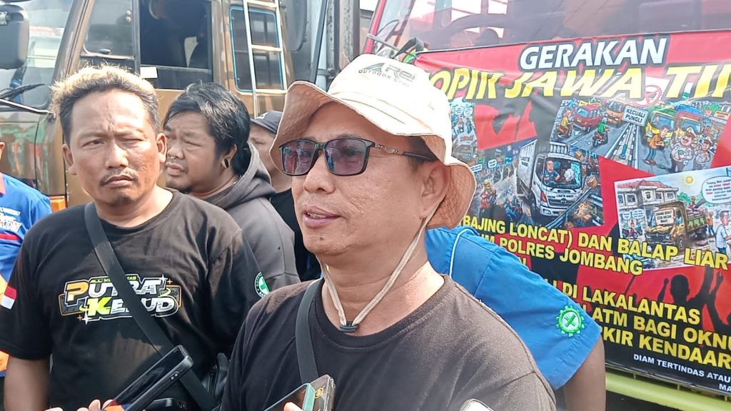 Jombang Dinilai Belum Ramah Sopir Truk, Puluhan Pengemudi Datangi Kantor Dishub Sampaikan Tuntutan