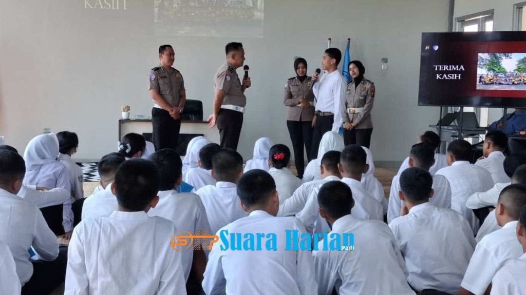 Cegah Kenakalan Remaja Sejak Dini, Satlantas Polres Mojokerto Edukasi Pelajar soal Keselamatan Berkendara dan Anti-Bullying