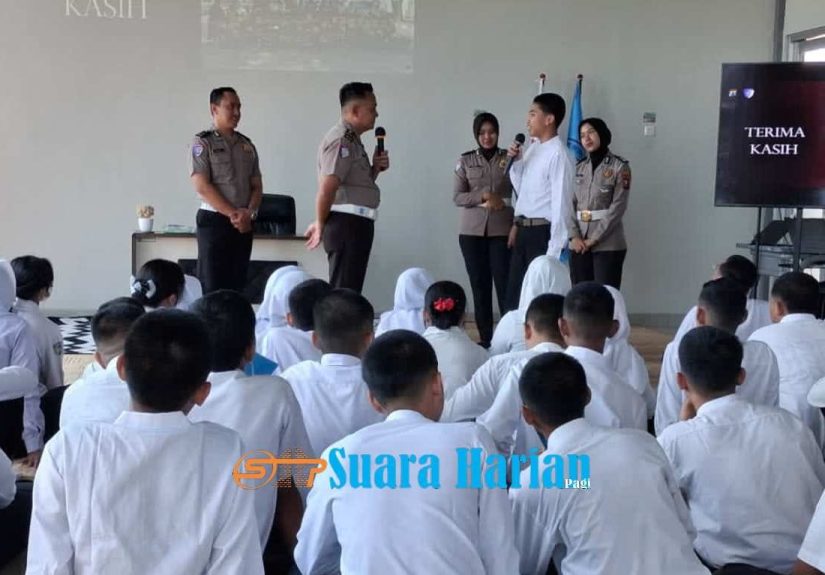 Cegah Kenakalan Remaja Sejak Dini, Satlantas Polres Mojokerto Edukasi Pelajar soal Keselamatan Berkendara dan Anti-Bullying
