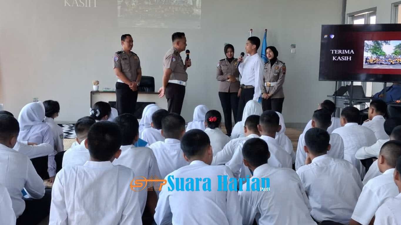 Cegah Kenakalan Remaja Sejak Dini, Satlantas Polres Mojokerto Edukasi Pelajar soal Keselamatan Berkendara dan Anti-Bullying