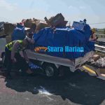 Pikap Bermuatan Pupuk Terguling di Tol Jombang-Mojokerto, Polisi Duga Akibat Ban Pecah