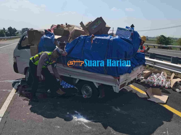 Pikap Bermuatan Pupuk Terguling di Tol Jombang-Mojokerto, Polisi Duga Akibat Ban Pecah