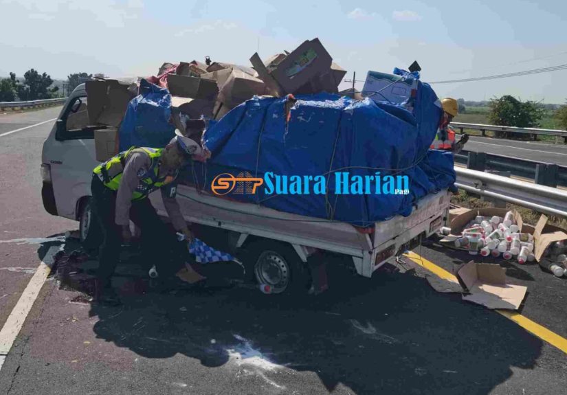 Pikap Bermuatan Pupuk Terguling di Tol Jombang-Mojokerto, Polisi Duga Akibat Ban Pecah