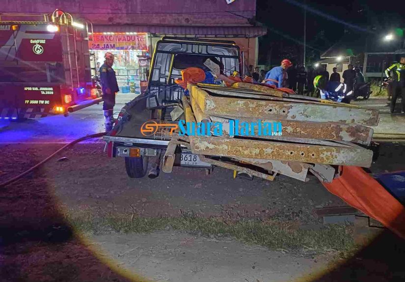 Grandmax Alami Ban Pecah, Tabrak Mobil Parkir di Ploso Jombang, Sopir Tewas di Lokasi
