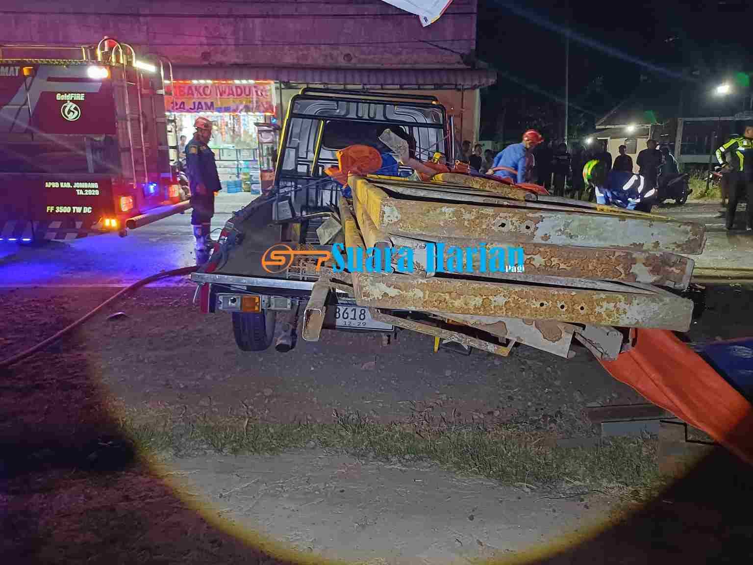 Grandmax Alami Ban Pecah, Tabrak Mobil Parkir di Ploso Jombang, Sopir Tewas di Lokasi