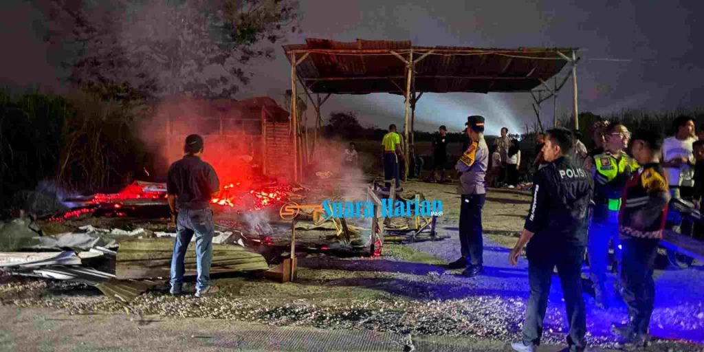 Warga Berjibaku Padamkan Kebakaran Warung Kopi di Dawarblandong, Polisi Masih Selidiki Penyebabnya