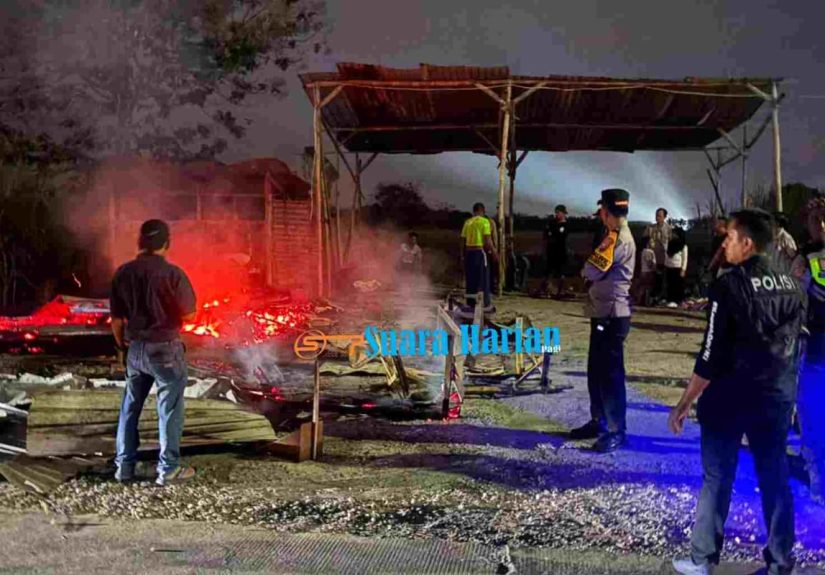 Warga Berjibaku Padamkan Kebakaran Warung Kopi di Dawarblandong, Polisi Masih Selidiki Penyebabnya