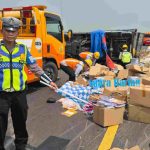 Pikap Bermuatan Buku Tulis Terguling di Tol Jombang-Mojokerto, Diduga Pecah Ban Belakang
