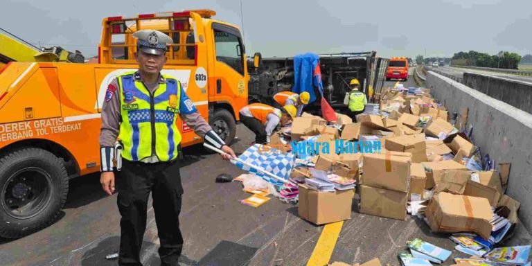 Pikap Bermuatan Buku Tulis Terguling di Tol Jombang-Mojokerto, Diduga Pecah Ban Belakang