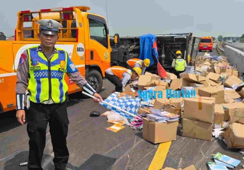 Pikap Bermuatan Buku Tulis Terguling di Tol Jombang-Mojokerto, Diduga Pecah Ban Belakang