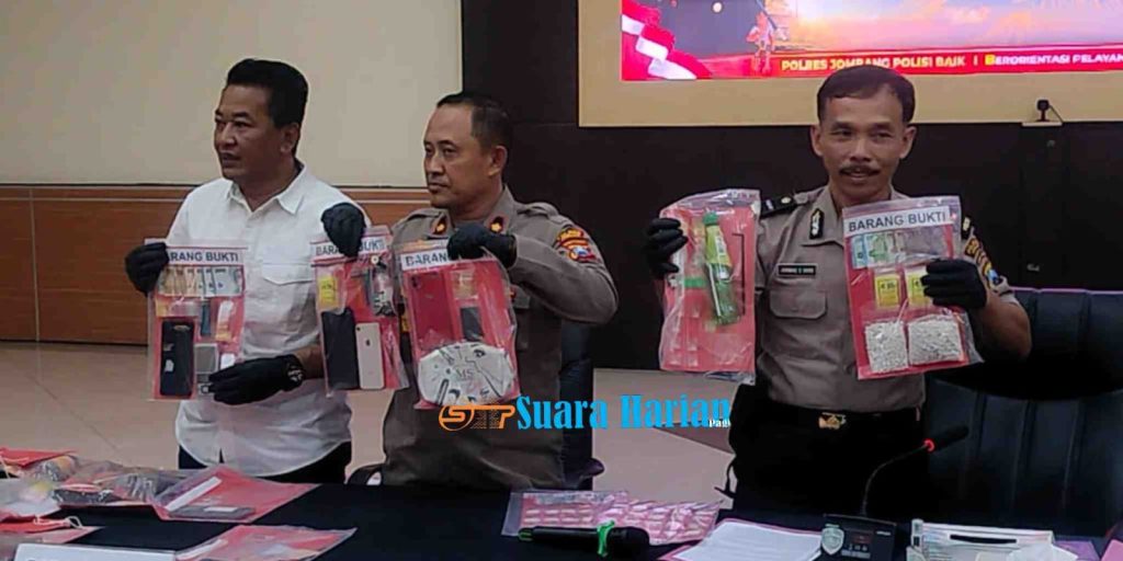 Ratusan Botol Miras Ilegal dan Puluhan Liter Arak Disita, Polres Jombang Gerebek Rumah Penjual di Tembelang