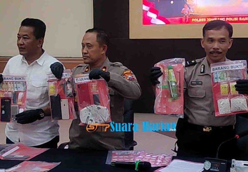 Ratusan Botol Miras Ilegal dan Puluhan Liter Arak Disita, Polres Jombang Gerebek Rumah Penjual di Tembelang