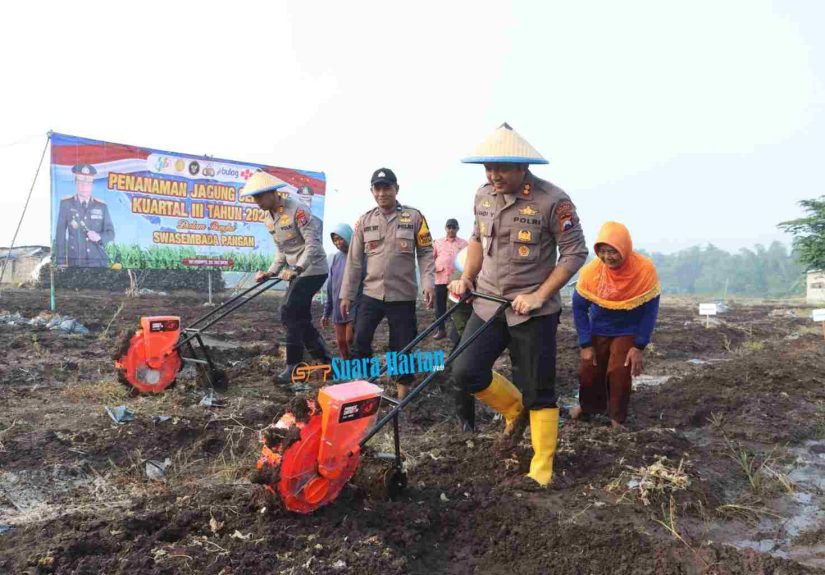 Polri dan Petani Bersinergi, Kapolres Mojokerto Tanam Jagung Serentak di Lahan TKD Kalipuro