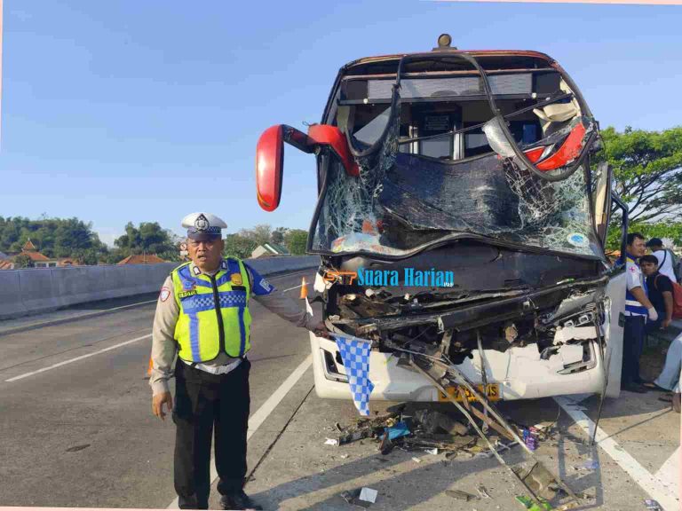 Diduga Sopir Alami Microsleep, Bus Eka Tabrak Truk Tronton di Tol Surabaya-Mojokerto, Satu Penumpang Terluka