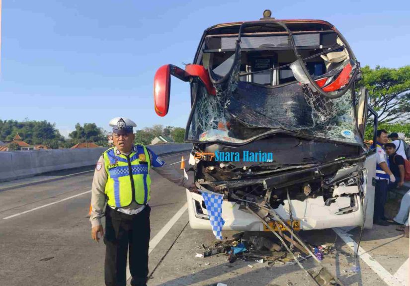 Diduga Sopir Alami Microsleep, Bus Eka Tabrak Truk Tronton di Tol Surabaya-Mojokerto, Satu Penumpang Terluka