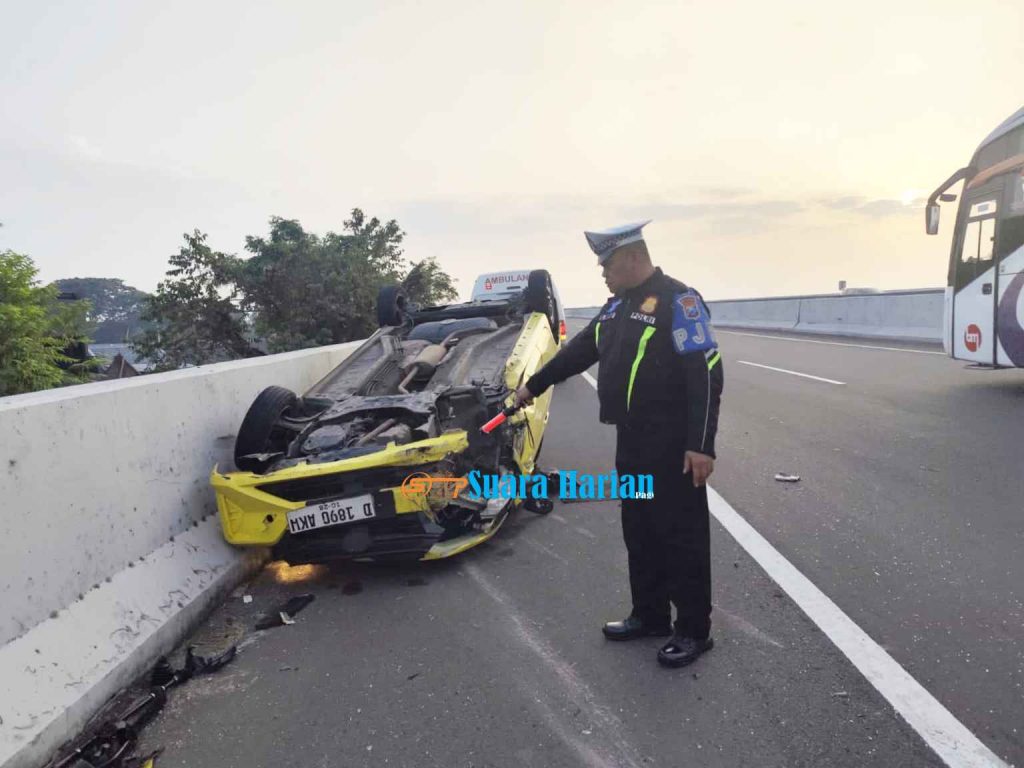 Diduga Microsleep, Daihatsu Ayla Terguling di Tol Jombang-Mojokerto