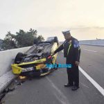 Diduga Microsleep, Daihatsu Ayla Terguling di Tol Jombang-Mojokerto