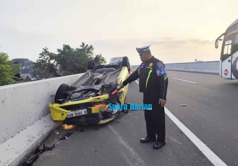 Diduga Microsleep, Daihatsu Ayla Terguling di Tol Jombang-Mojokerto