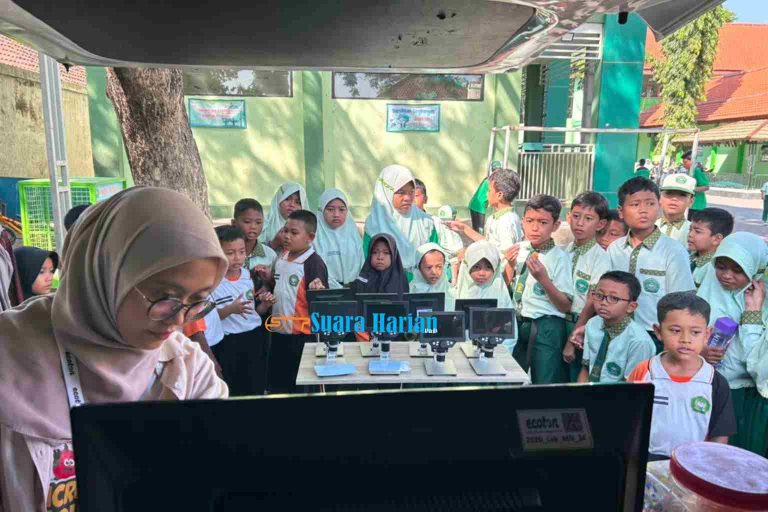 Pertama Kali Hadir di Mojokerto, Mikroplastik Journey Ajak Ratusan Siswa MIN 2 Jadi Peneliti Cilik