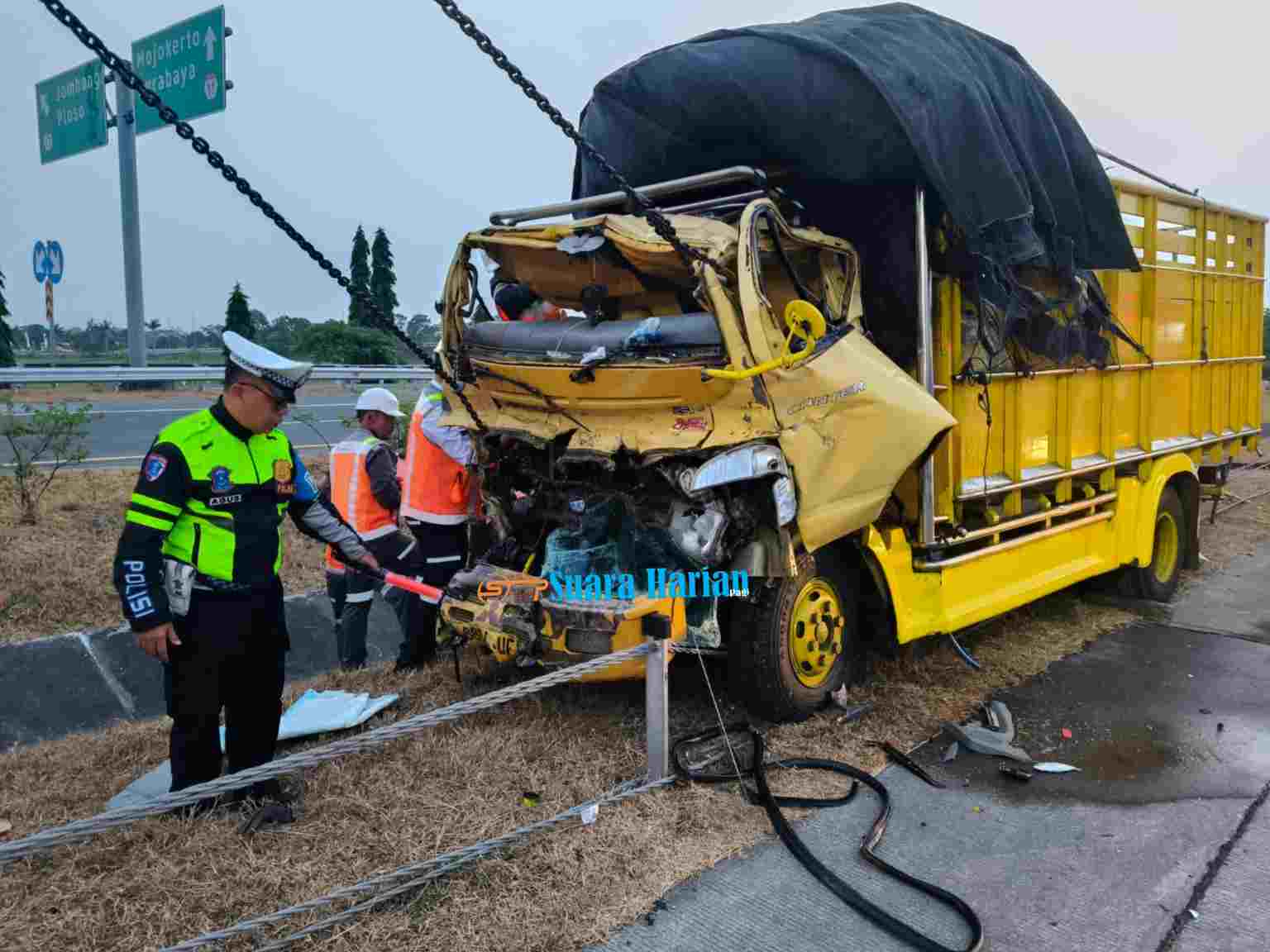 Diduga Sopir Mengantuk, Truk Muatan Ikan Tabrak Tronton di Tol JoMo, 1 Orang Tewas