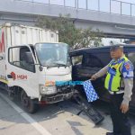 Truk Bok Oleng di Tol JoMo, Grand Max Petugas Pemotong Rumput Ditabrak