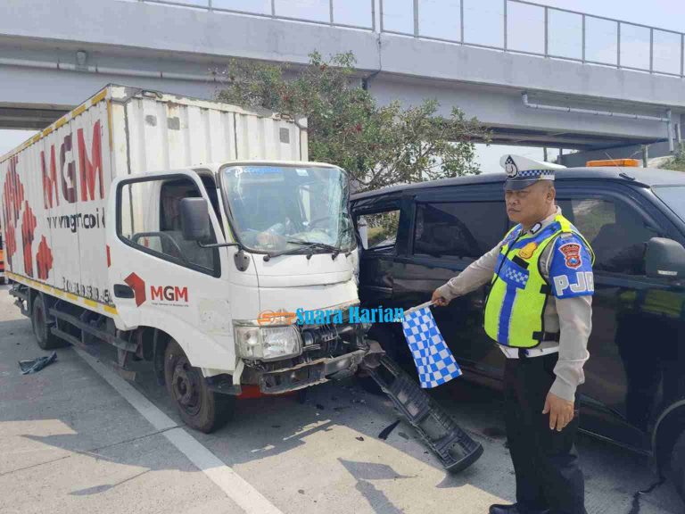 Truk Bok Oleng di Tol JoMo, Grand Max Petugas Pemotong Rumput Ditabrak