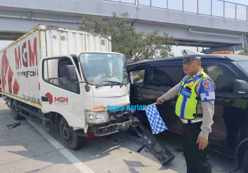 Truk Bok Oleng di Tol JoMo, Grand Max Petugas Pemotong Rumput Ditabrak
