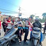 Jelang HUT ke-81 RI, Polres Mojokerto Bagikan 150 Bendera Merah Putih kepada Pengendara