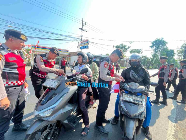 Jelang HUT ke-81 RI, Polres Mojokerto Bagikan 150 Bendera Merah Putih kepada Pengendara