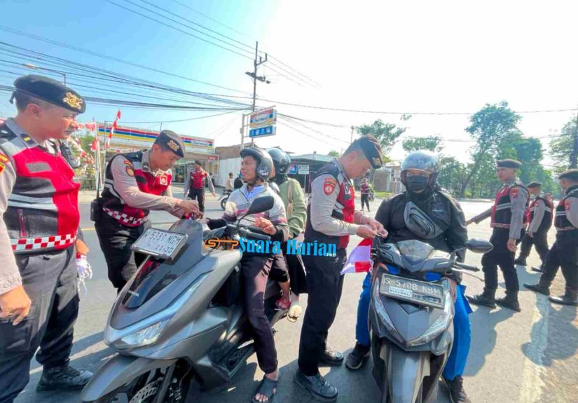 Jelang HUT ke-81 RI, Polres Mojokerto Bagikan 150 Bendera Merah Putih kepada Pengendara