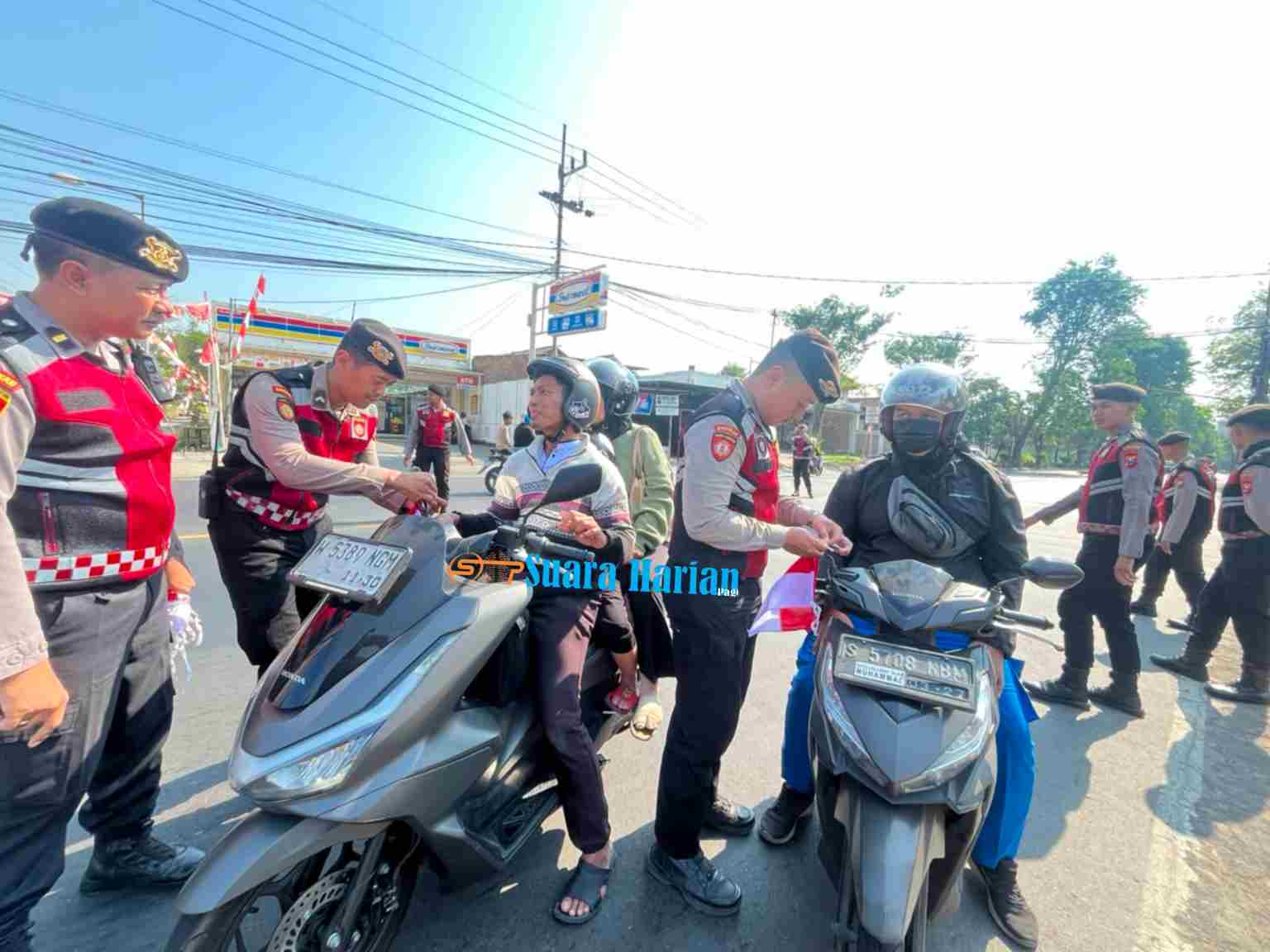 Jelang HUT ke-81 RI, Polres Mojokerto Bagikan 150 Bendera Merah Putih kepada Pengendara