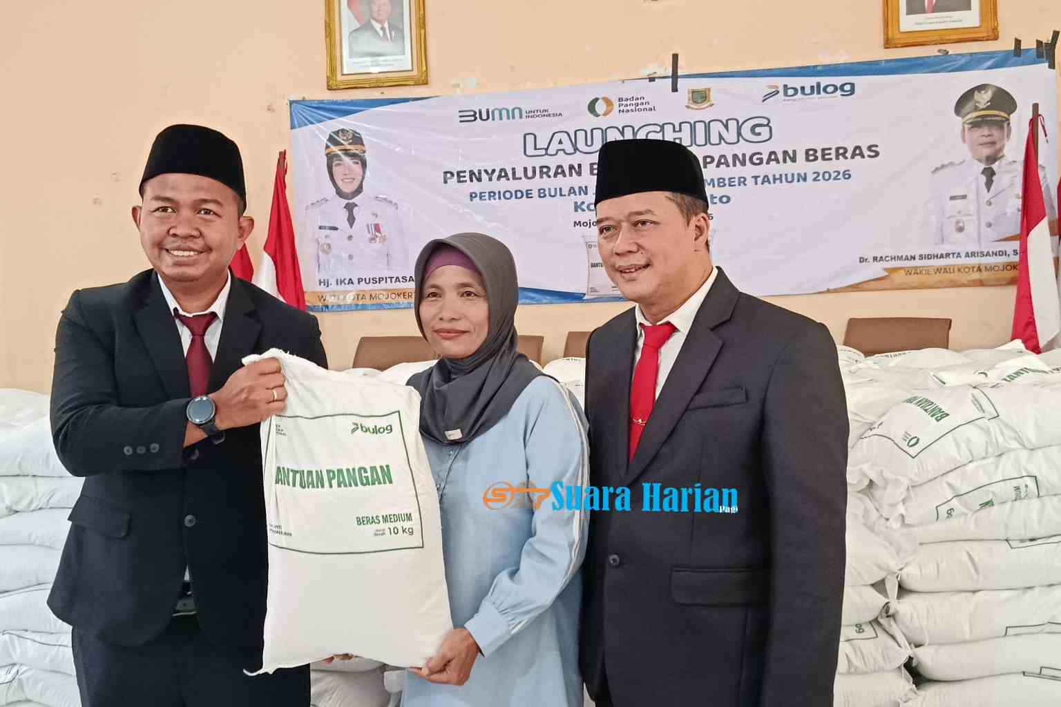 Bulog Mojokerto Salurkan Bantuan Beras untuk 14.373 KPM, Husin Target Rampung Akhir September