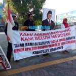 Bentangkan Spanduk “Belum Merdeka”, Warga Mojokerto Tuntut BPN Usut Dugaan Mafia Tanah