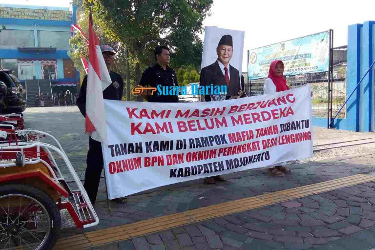 Bentangkan Spanduk “Belum Merdeka”, Warga Mojokerto Tuntut BPN Usut Dugaan Mafia Tanah