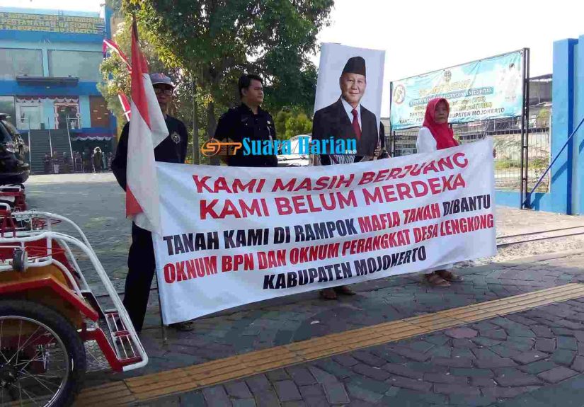 Bentangkan Spanduk “Belum Merdeka”, Warga Mojokerto Tuntut BPN Usut Dugaan Mafia Tanah