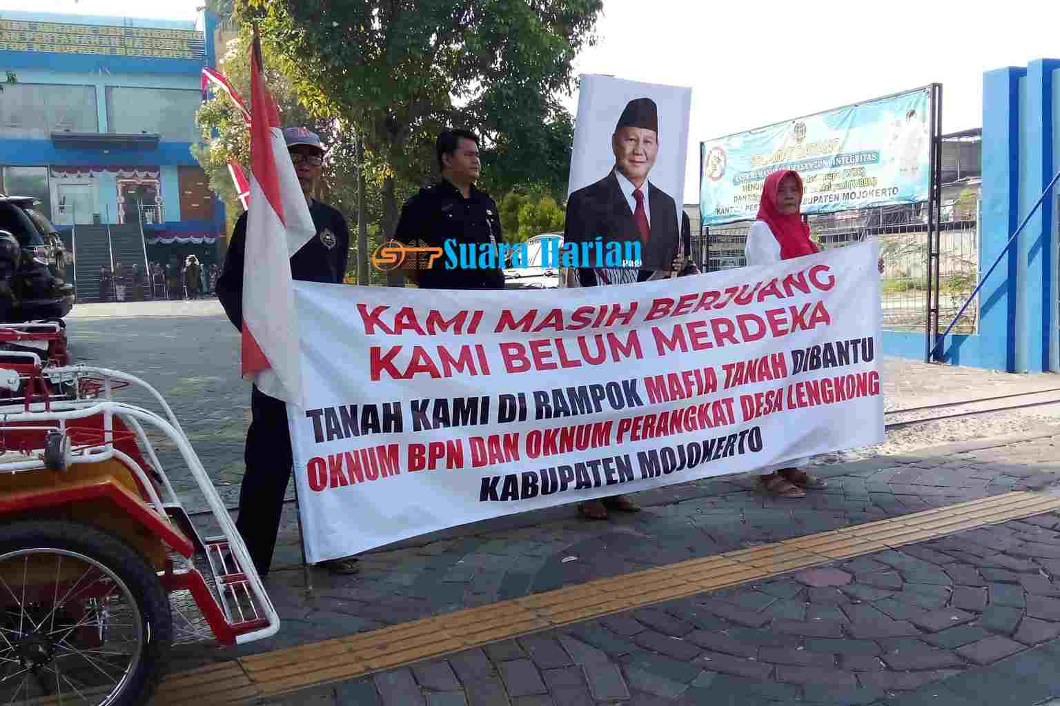 Bentangkan Spanduk “Belum Merdeka”, Warga Mojokerto Tuntut BPN Usut Dugaan Mafia Tanah