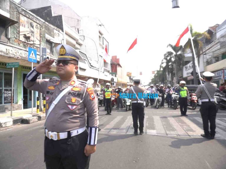 Hentikan Aktivitas Sejenak! Satlantas Polres Mojokerto Kota Gelar Detik-Detik Proklamasi di Simpang Miji